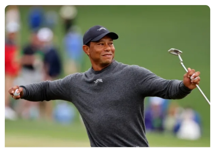 Tiger Woods graciously shares a special moment with a fortunate fan, ❤️  gifting…