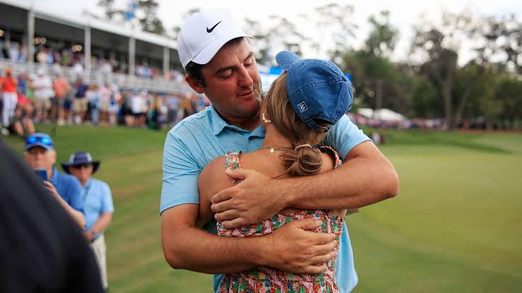 Heartwarming Support: Scottie Scheffler’s Wife Meredith and Their Child’s Playful Arrival to Cheer Him On