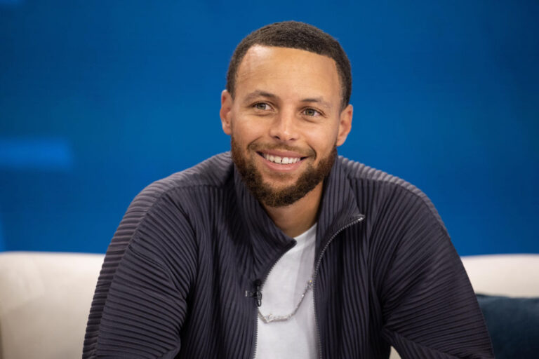 “Stephen Curry Shocks the World: Olympic Gold Medalist Endorses Kamala Harris for President—Here’s Why You Should Care!”