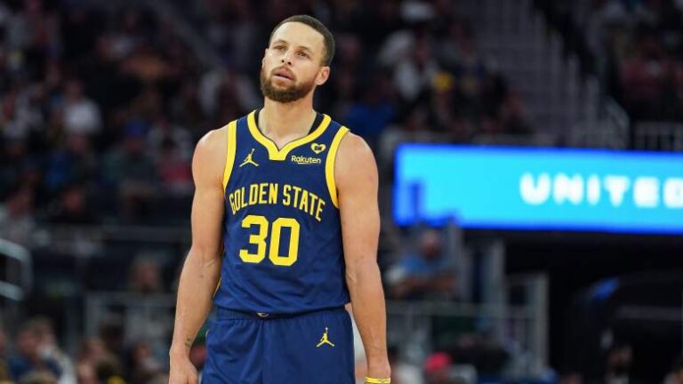 3-Team Trade Pitch Would Swap Steph Curry for All-Star Forward