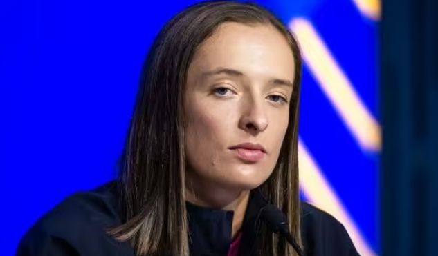 “Iga Świątek Łamie Milczenie na Temat Wstrząsających Groźb Śmierci i Wiadomości Nienawiści Wysyłanych do Caroline Garcia—Nie Uwierzysz, Co Powiedziała!”