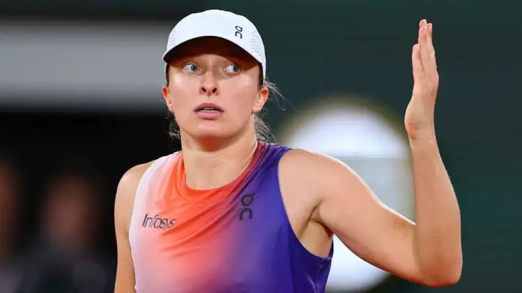 “Iga Świątek i Aryna Sabalenka przechodzą do ćwierćfinałów po deszczowym chaosie w Cincinnati!”