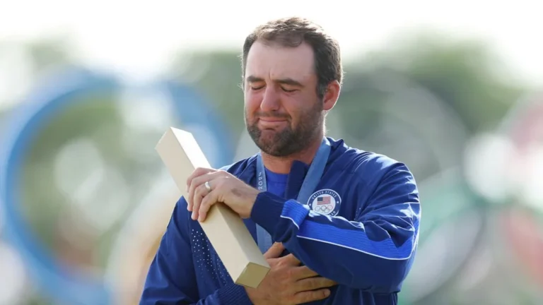 World No. 1 golfer Scottie Scheffler breaks down in tears during ‘Star-Spangled Banner’ after winning Olympic gold medal