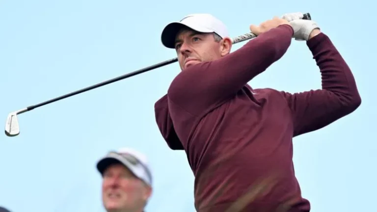 Late surge leaves McIlroy in the mix at Irish Open