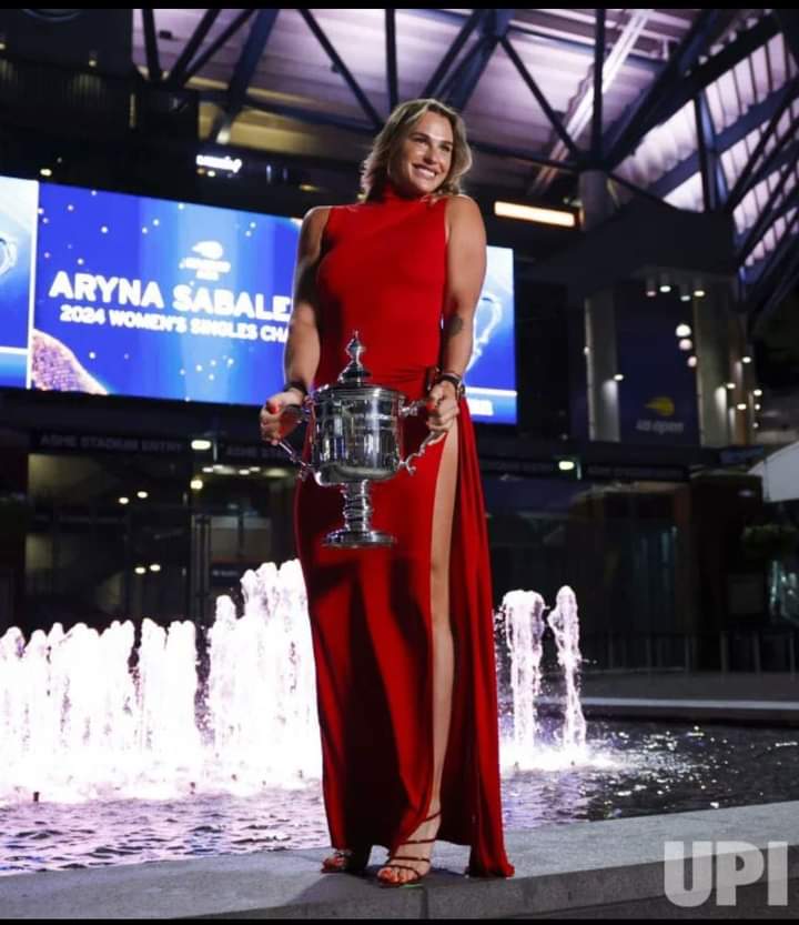 “Aryna Sabalenka Stuns in Jaw-Dropping US Open Trophy Shoot! 🔥💃 You Won’t Believe Her Glamorous Look – See the Stunning Photos Below!”