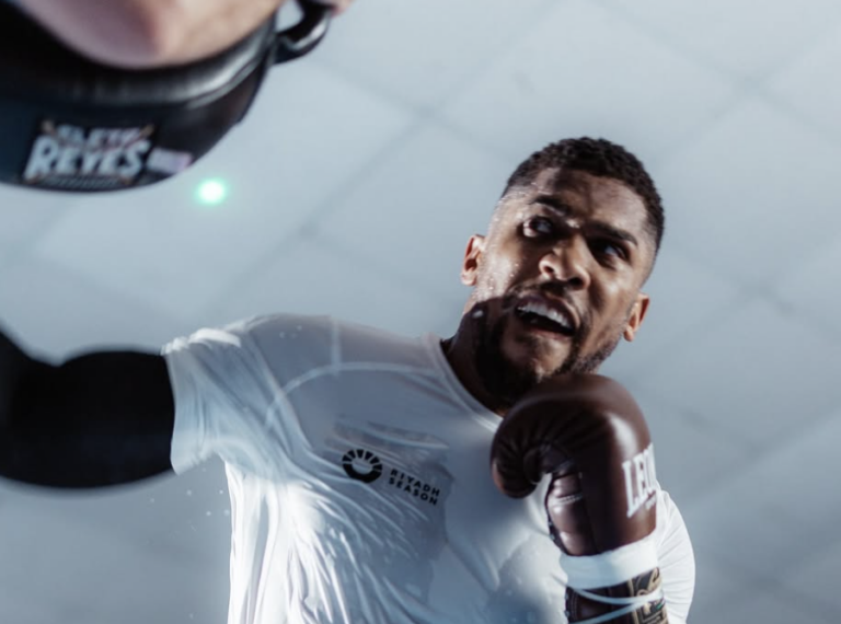 “Froch Warns Joshua: ‘Revamp Your Team or Risk Losing Everything!'”