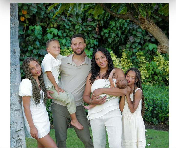 Ayesha Curry’s Heartwarming Family Photo With Stephen and Their 4 Kids Goes Viral