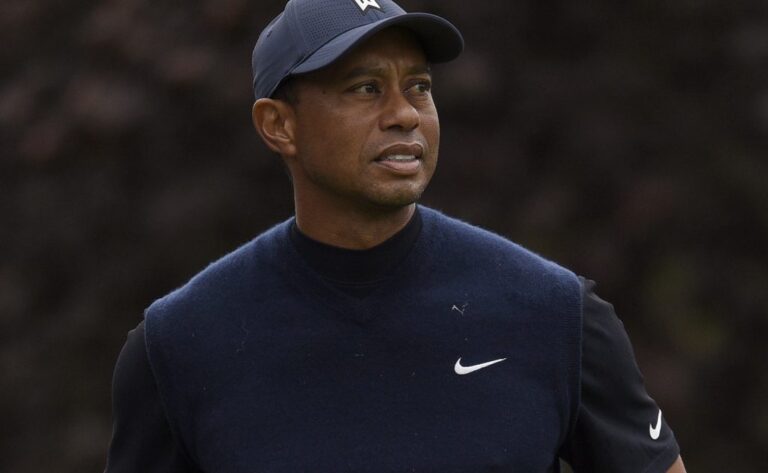 “Unbelievable Earnings: Tiger Woods and Top Golf Stars Dominate the Sports Rich List!”