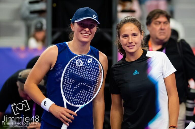 Iga Świątek – Daria Kasatkina w ostatniej kolejce fazy grupowej WTA Finals! Jessica Pegula wycofała się z powodu kontuzji lewego kolana.