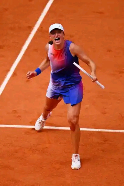 Mistrzostwo Świątek na Roland Garros 2024: Pokaz Siły Forehandu i Zwinności w Obronie