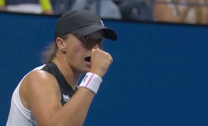 ‎Było 1:5, gdy Świątek ruszyła na Rosjankę. Niesamowity mecz w US Open