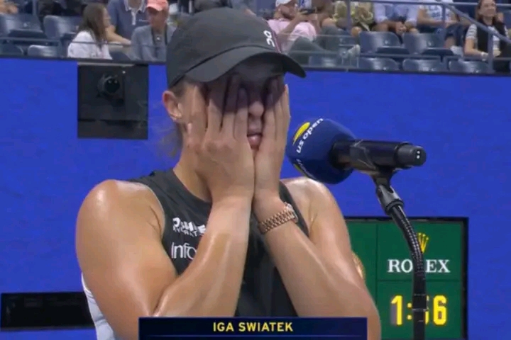 ‎Świątek podeszła do mikrofonu i się zaczęło. “O mój Boże, nie wiem”