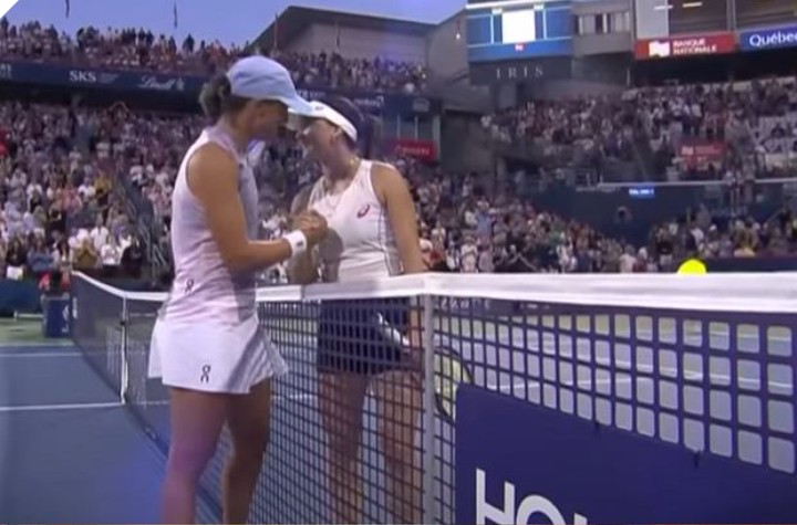 Oto co wydarzyło się przy siatce po meczu Świątek. Mina Polki mówi wszystko