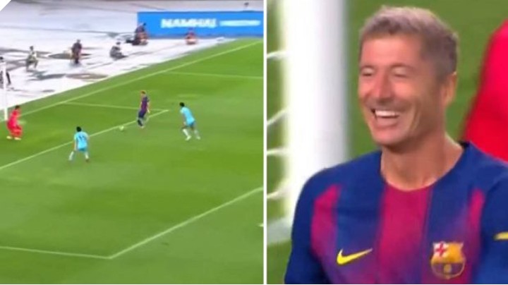 Lewandowski strzela. Szczęsny wszedł, ale nie dograł do końca. Deklasacja!