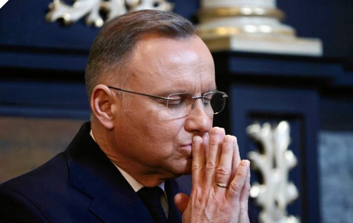 Dwa weta na koniec prezydentury Andrzeja Dudy. Jedną ustawę skierował do Trybunału Konstytucyjnego