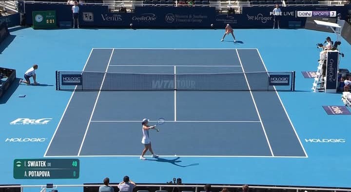 Nazwali Świątek “polską oszustką”. Tak zareagowali po meczu z Potapową