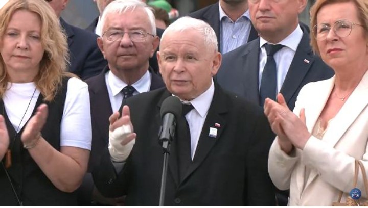 Kaczyńskiemu puściły nerwy na miesięcznicy smoleńskiej. “Te śmiecie, które tu stoją”