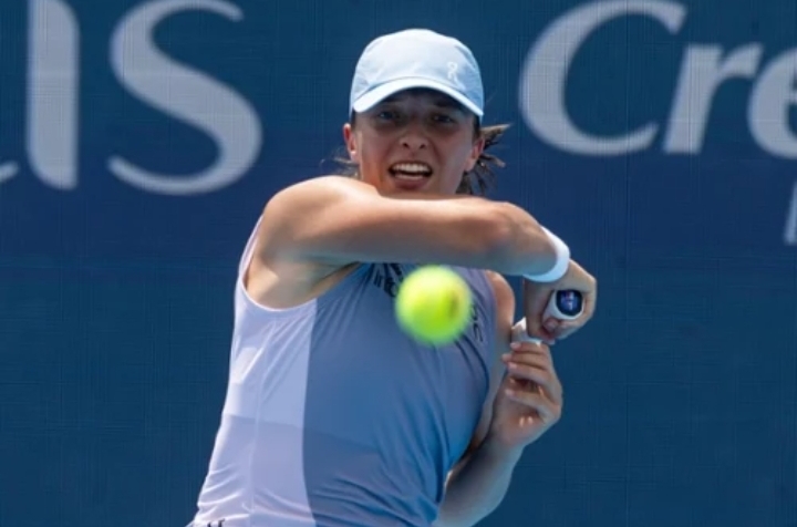 Trzy gemy i już kontuzja rywalki Świątek. Polka zagra o finał w Cincinnati