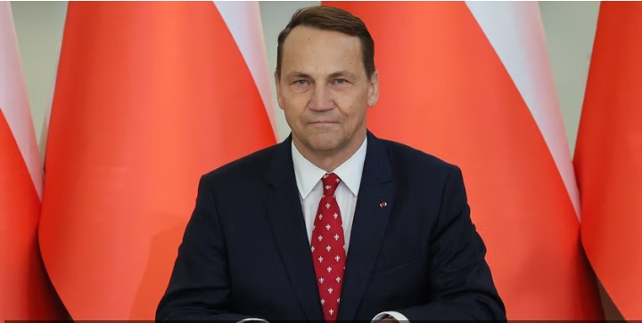 Sikorski ostro o kibicach: „Zakute łby” i groźba zakazu wjazdu do Polski