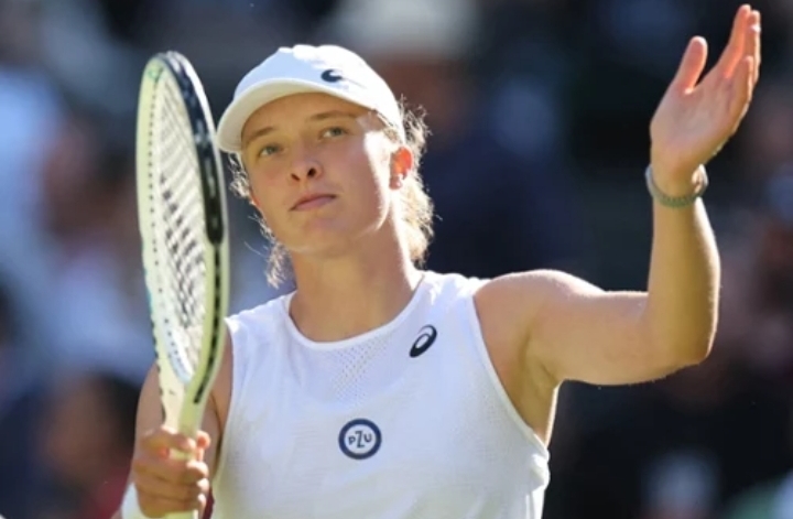 ‎‎Zaskakujący opór Holenderki, tak Iga Swiątek znalazła się w 3. rundzie Szlema. Rekord pobity