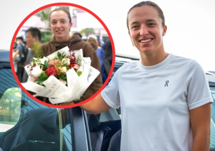 Iga Świątek wyszła z samolotu i się zaczęło. A obok Abramowicz i Fissette