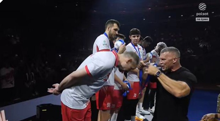 Tylko spójrzcie, kto wręczał Polakom medale MŚ. “Poszedł w kulturystykę”