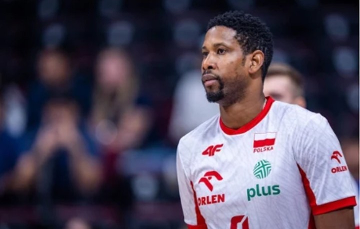 Wilfredo Leon nagle podsunął medal do ust dziennikarzowi. I zadał pytanie