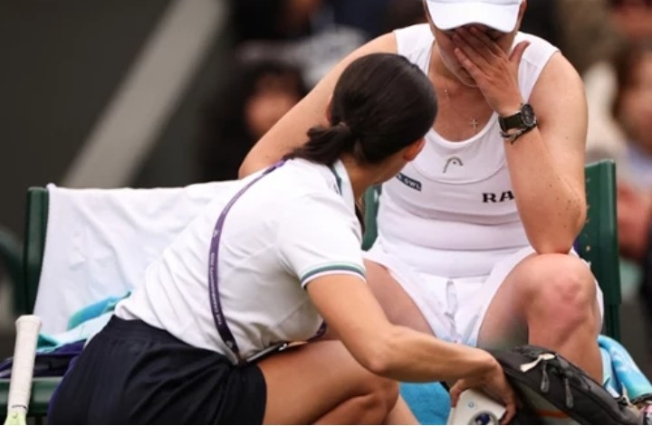 0:6 ze Świątek, a teraz to. Pech Krejcikovej w Pekinie. Kontuzja i krecz Czeszki