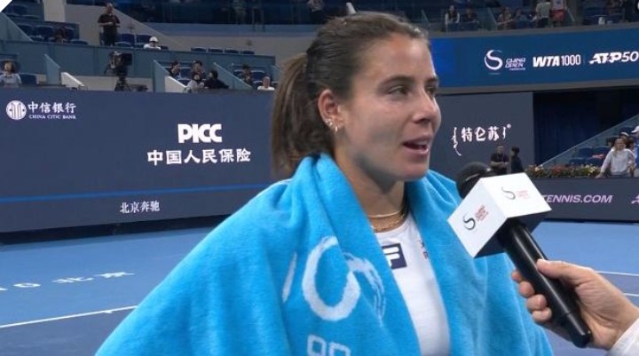 Świątek zeszła z kortu, kiedy Navarro podeszła do mikrofonu. Poszło w świat