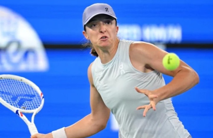 Świątek wyszła ze stanu 4:5 15-30 w meczu z Bencić. Pasjonujący bój o ćwierćfinał WTA Wuhan