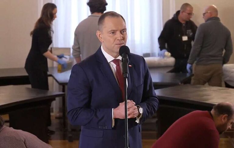 Trzymajcie mnie. UE właśnie zdecydowała, że państwa członkowskie, w tym Polska, ZADŁUŻĄ SIĘ na kolejne 90 miliardów euro na rzecz Ukrainy, a Donald Tusk się na to zgodził