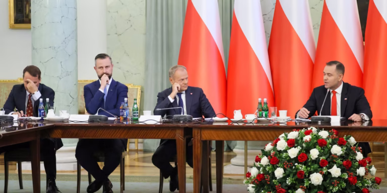 Im najbardziej ufają Polacy. Lider utrzymał swoją pozycję