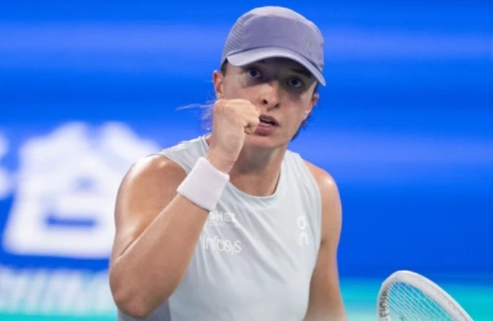 Kapitalny powrót Świątek na koniec starcia z Rybakiną. Prestiżowy triumf Polki w Shenzhen