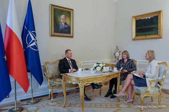 Decyzja Karola Nawrockiego o zmianie tradycji w Pałacu Prezydenckim wywołuje pytania o przyszłość dialogu międzykulturowego w Polsce.