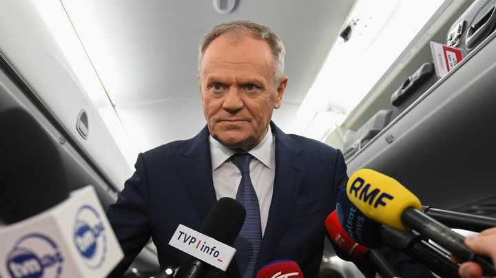 Donald Tusk odpowiada na krytykę Karola Nawrockiego dotyczącą jego działań międzynarodowych. Jakie słowa padły w tej wymianie zdań?