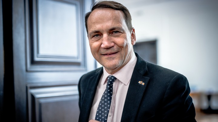 Opinie Polaków na temat Radosława Sikorskiego jako ministra spraw zagranicznych są zaskakująco podzielone. Co pokazuje najnowszy sondaż?