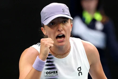 Fatalny początek i pogoń Świątek w Melbourne. Return skończył mecz Polki