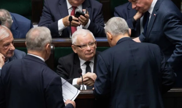 Kaczyńskiemu wyrasta rywal, prezes PiS ostrzega. Odsłaniamy kulisy