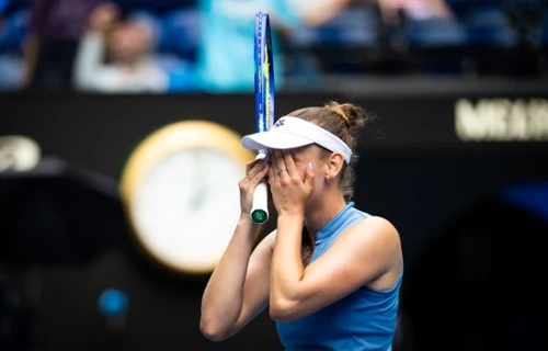 Sensacja na starcie Dubaju. Mistrzyni AO za burtą, Pegula triumfuje