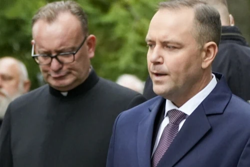 Kibice uderzyli w Nawrockiego, ksiądz dosadnie reaguje. “Zdradza się tylko raz”