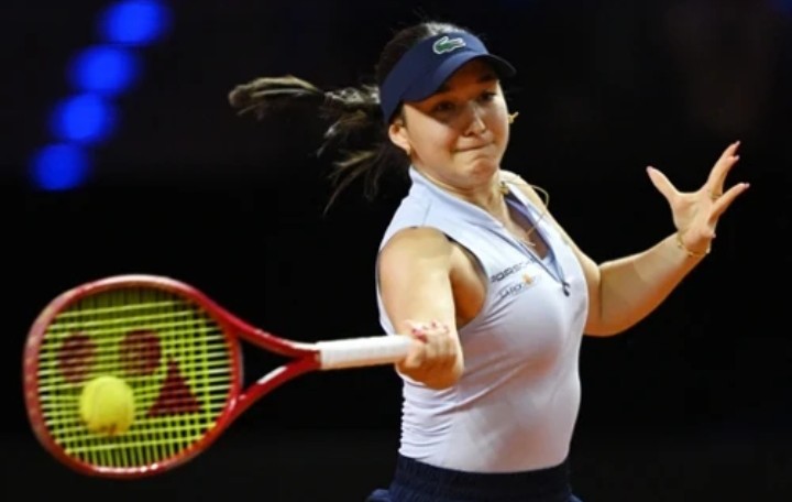 Urwała seta Świątek. Teraz zszokowała cały Stuttgart. Było już 2:6, 1:4. Badosa aż płakała