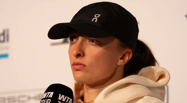 Iga Świątek przerywa milczenie na temat nowego trenera Francisco Roiga po porażce z Mirrą Andriejewą w ćwierćfinale turnieju w Stuttgarcie.