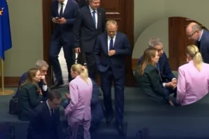 Zaskakująca scena w Sejmie, nie zauważyli premiera. "Zaczęła bardzo gwałtownie gestykulować"