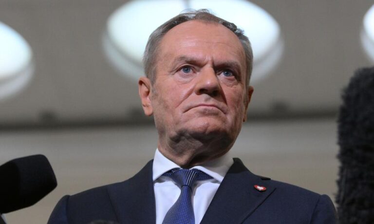 „Donald Tusk wywołuje polityczną burzę, sugerując manipulacje wyborcze stojące za dojściem Karola Nawrockiego do władzy”