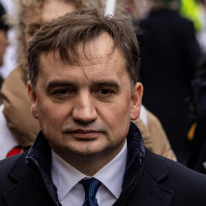 Zbigniew Ziobro poszukiwany w związku z dziesiątkami zarzutów karnych, potwierdzają władze.
