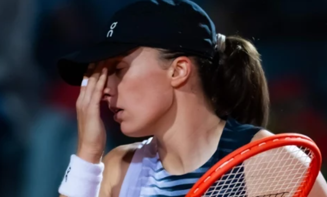 A jednak, jest oficjalny protest. Świątek “ściągnięta” z podium, i to przed Roland Garros