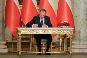 Donald Tusk rezygnuje ze stanowiska premiera po utracie większości parlamentarnej przez koalicję rządzącą.