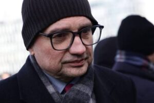 „Polityczne konsekwencje pogłębiają się, gdy sojusznicy Zbigniew Ziobro stają w obliczu rosnącej kontroli.”